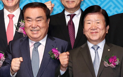 민주당의 20대 국회 후반기 국회의장 후보 경선에 출마한 문희상 의원(왼쪽)과 박병석 의원. /연합뉴스